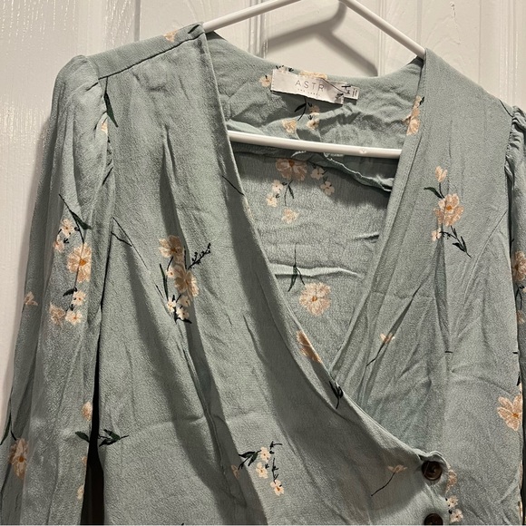 ASTR THE LABEL BUTTON WRAP FRONT FLORAL TOP in Sage Light Green Multi Fl… - Picture 6 of 14